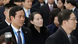 Ekspresi adik perempuan Kim Jong-un, Kim Yo-jong saat tiba di Bandara Internasional Incheon, Korea Selatan, Jumat (9/2). Kim Yo-jong menjadi anggota pertama keluarganya yang mengunjungi Korea Selatan sejak Perang Korea 1950-1953 (AP Photo/Ahn Young-joon)