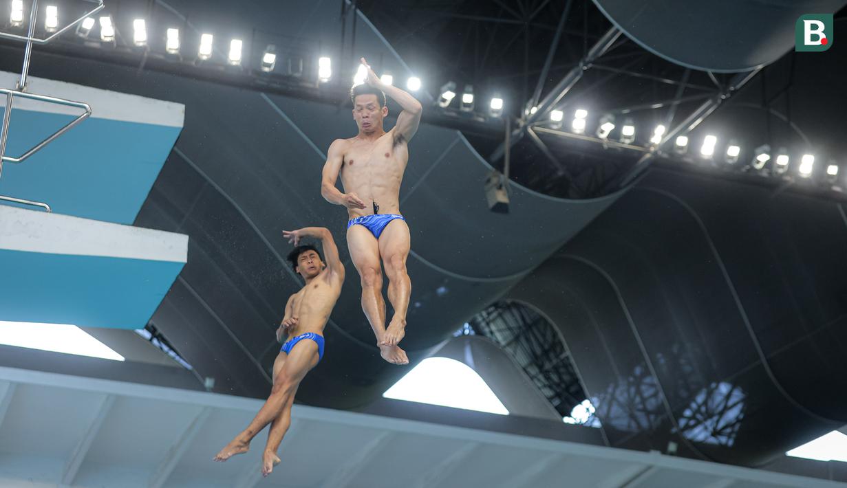 Penampilan pasangan Andriyan (kanan) dan M. Yudha Prasetyo dalam nomor papan lompat indah putra Indonesia Open Aquatic Championships 2025 (IOAC 2025) di Stadion Akuatik GBK, Senayan, Jakarta, Selasa (25/11/2025). (Bola.com/Bagaskara Lazuardi)