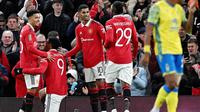 Pemain Manchester United, Jadon Sancho, merayakan gol bersama rekannya saat melawan Nottingham Forest pada leg kedua babak semifinal Carabao Cup di Stadion Old Trafford Jumat (2/2/2023). Sancho sempat hilang dari skuad United mulai Oktober 2022, tepatnya usai laga kontra West Ham. (AFP/Paul Ellis)