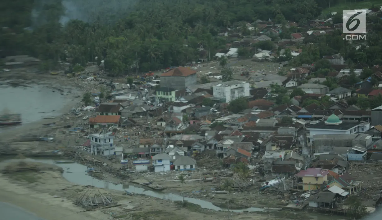 Pemandangan dari udara wilayah Kota Lampung usai diterjang tsunami, Selasa (25/12). Tsunami yang terjadi di Selat Sunda menerjang wilayah di Lampung dan Banten. (Liputan6.com/Zulfikar Abubakar)