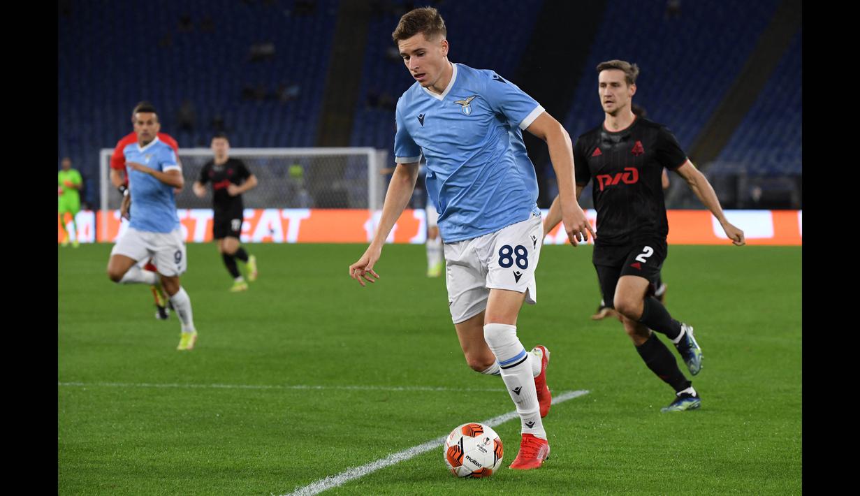 Toma Basic membuka gol perdana bagi Lazio di menit ke-13 memanfaatkan umpan silang Pedro yang disambut sundulan keras. (AFP/Andreas Solaro)