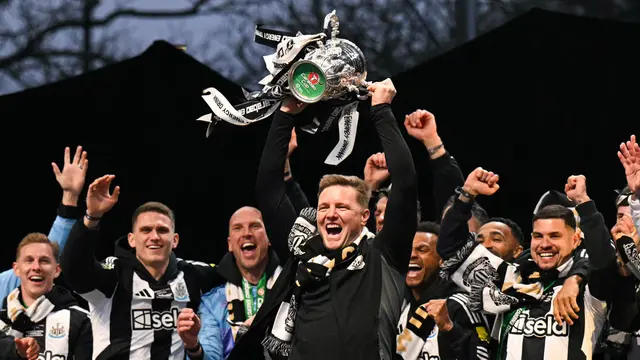 Foto: Euforia Fans dan Pemain Newcastle United dalam Parade Juara, Warga Tumpah Ruah Rayakan 70 Tahun Penantian