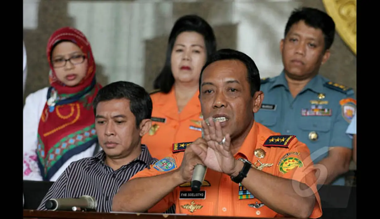 Kepala Basarnas, Marsekal Madya F.H.B Soelistyo saat memberikan keterangan mengenai kelanjutan pencarian korban pesawat AirAsia QZ8501 di Kantor Basarnas, Jakarta, Rabu (28/1/2015). (Liputan6.com/Faizal Fanani)