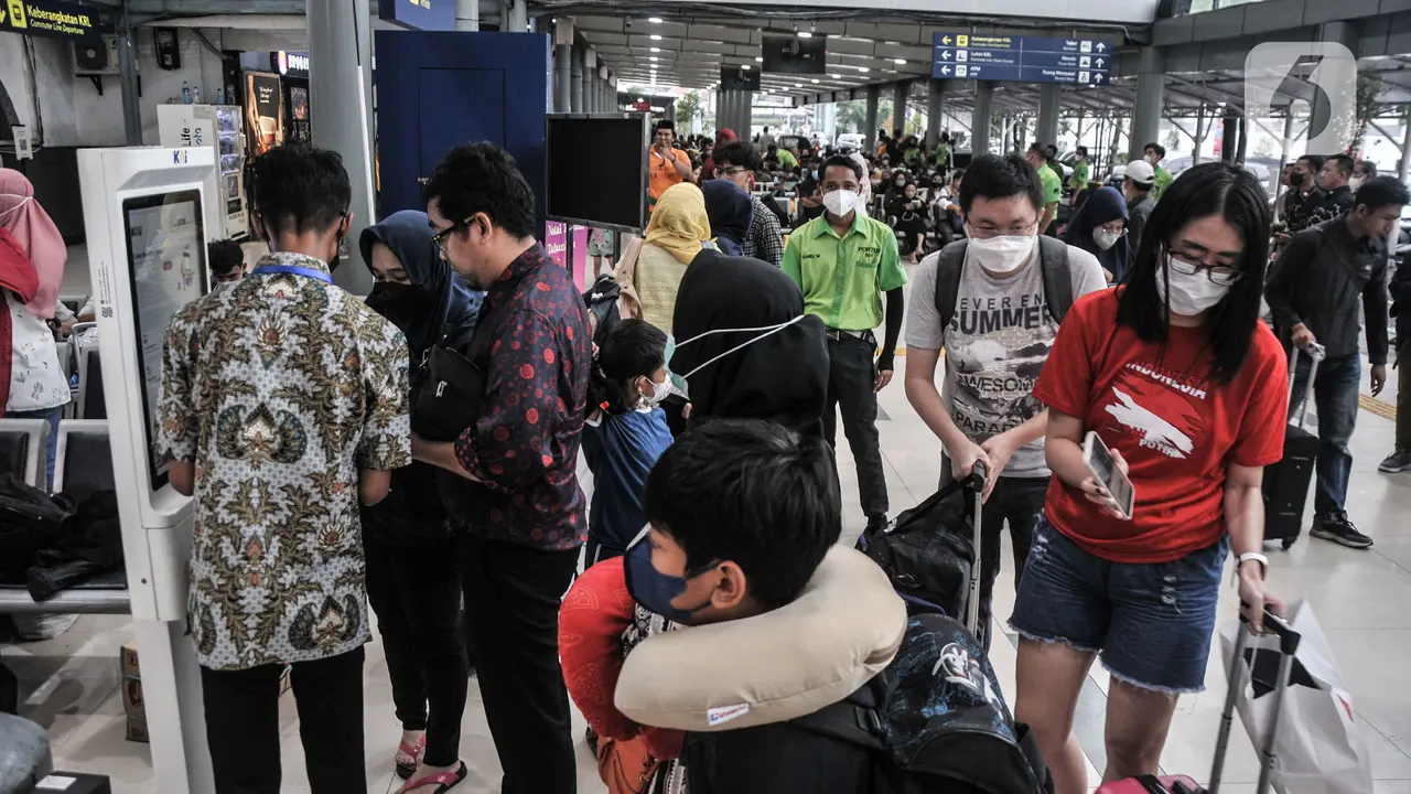 Libur Nataru, Ribuan Penumpang Padati Stasiun Pasar Senen