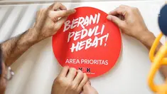 Wakil Ketua Komisi Pemberantasan Korupsi (KPK) Laode M. Syarif bersama Dirut PT MRT Jakarta William Sabandar menempelkan poster bertema korupsi di dinding gerbong kereta MRT Jakarta, Selasa (27/8/2019). Poster tersebut sebagai wujud dalam rangka kampanye antikorupsi. (Liputan6.com/Immanuel Antonius)
