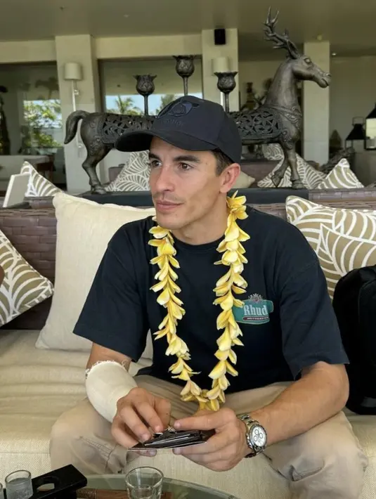 Tak sendirian, ia berlibur bersama kekasihnya, Gemma Pinto. Kebersamaan keduanya diabadikan dalam unggahan foto di media sosial. [@marcmarquez93/@gemmpinto]