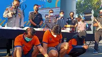Polrestabes Surabaya menangkap kurir dan pengedar narkoba. (Dian Kurniawan/Liputan6.com)