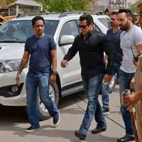 Salman Khan baru saja dibebaskan setelah dua hari di Penjara Jodhpur. Seperti diketahui, aktor ternama Bollywood itu divonis lima tahun penjara karena membunuh dua ekor blackbuck pada tahun 1998. (AP/Sunil Verma)