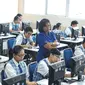 Suasana pelaksanaan Ujian Nasional (UN) berbasis komputer atau Computer Based Test (CBT) di SMPK Penabur 2, Jakarta, Senin (4/5/2015). SMPK Penabur 2 menjadi satu-satunya SMP yang melaksanakan UN berbasis komputer di Jakarta. (Liputan6.com/Faizal Fanani)