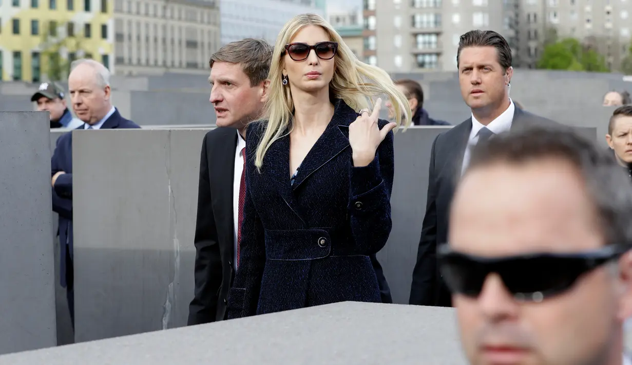 Putri dan penasihat Presiden AS Donald Trump, Ivanka Trump berjalan diantara bangunan saat mengunjungi Memorial to the Murdered Jews of Europe di Berlin, Jerman (25/4). Tempat tempat juga dikenal dengan nama Holocaust Memorial. (AP/Micheal Sohn/Pool)