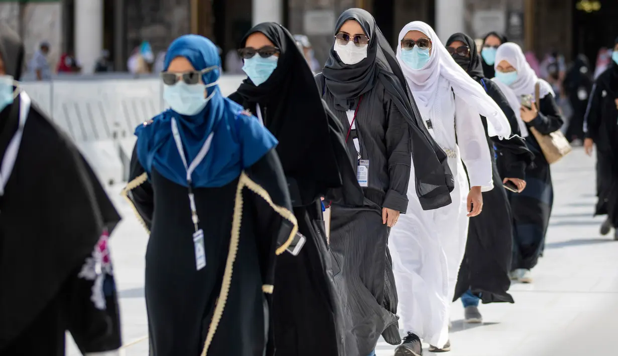 Sejumlah jemaah saling jaga jarak saat melakukan tawaf mengelilingi Ka'bah di dalam Masjidil Haram saat melakukan rangkaian ibadah haji di Kota Suci Mekkah, Arab Saudi, Rabu (29/7/2020).  Karena pandemi COVID-19, pemerintah Saudi hanya membolehkan sekitar 10.000 orang. (Saudi Media Ministry via AP)