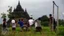 Sejumlah warga bermain bola di sekitar Candi Plaosan, Klaten, Jateng, Selasa (26/1/2016). Menurut para ahli, Candi Plaosan merupakan perpaduan antara kebudayaan Hindu dan Buddha. (Foto: Boy Harjanto)