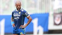 Ekspresi kecewa Pemain Persib Bandung, David Da Silva saat menghadapi Persik Kediri pada laga lanjutan BRI Liga 1 2022/2023 di Stadion Pakansari, Bogor, Rabu (8/3/2023) sore WIB. (Bola.com/M Iqbal Ichsan)