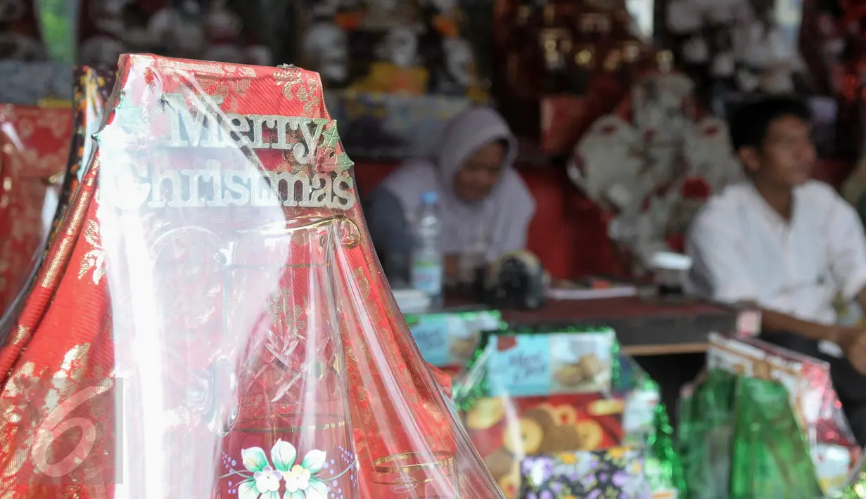 Pedagang parcel menunggu pembeli di kawasan Pasar kembang, Cikini, Jakarta, Jumat (16/12). Jelang hari raya Natal, pedagang parcel di kawasan Cikini masih sepi pembeli. (Liputan6.com/Yoppy Renato)