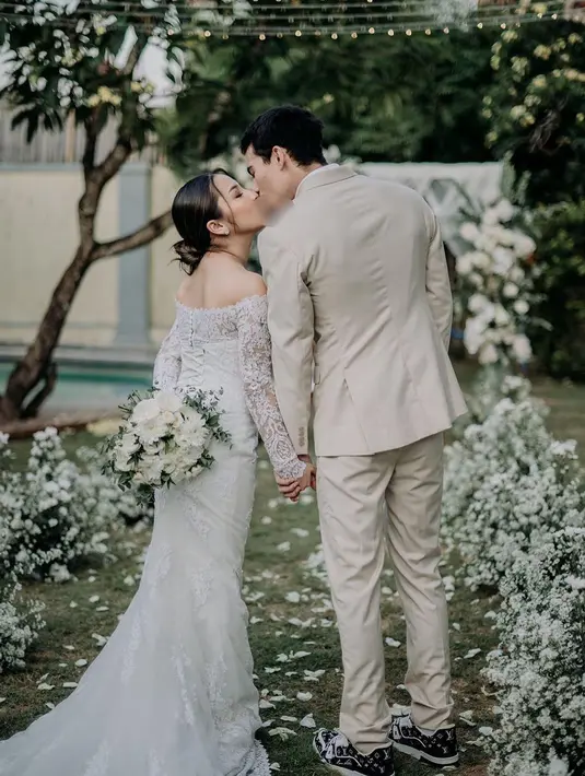 Unggahan tersebut langsung dibanjiri komentar netizen dan sahabat. Memberikan ucapan selamat kepada keduanya. "Congratulations love," tulis Syifa Hadju. "Congratssss jee, happy for you," tulis Margin Winaya Hermawan. [Instagram/jennifercoppenreal20]