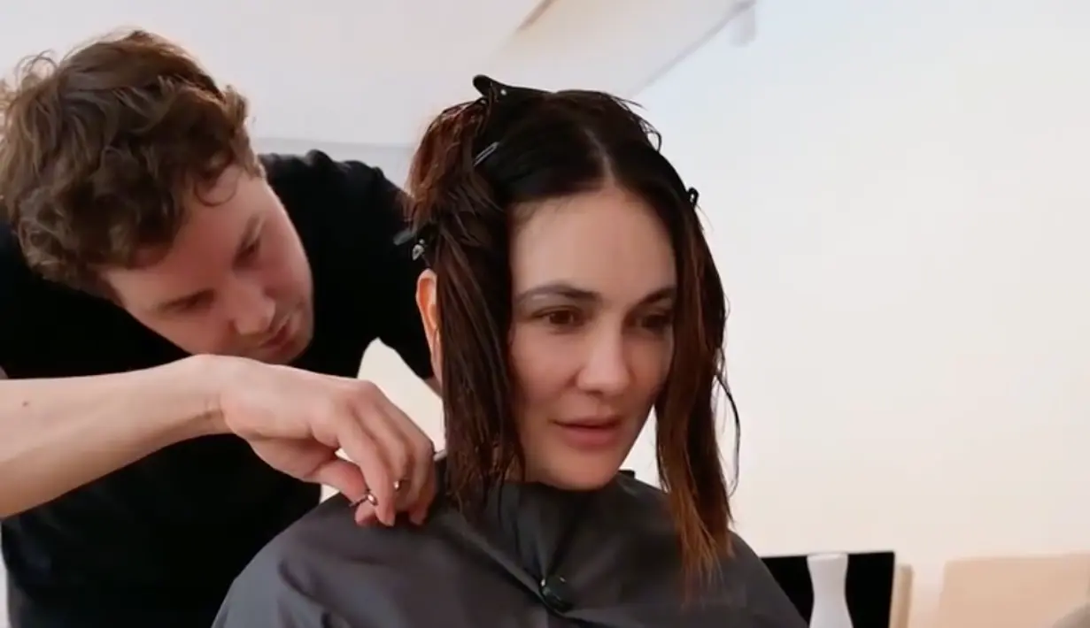 Luna Maya mengakhiri 2025 dengan memangkas rambut menjadi sangat pendek. Selain ngaku untuk buang sial, bagi Luna Maya rambut pendek bebas ribet. (Foto: Dok. Instagram @lunamaya)