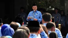 Menteri Dalam Negeri, Tjahjo Kumolo memimpin upacara di halaman Kemdagri, Jakarta, Senin (22/12/2014). (Liputan6.com/Johan Tallo)