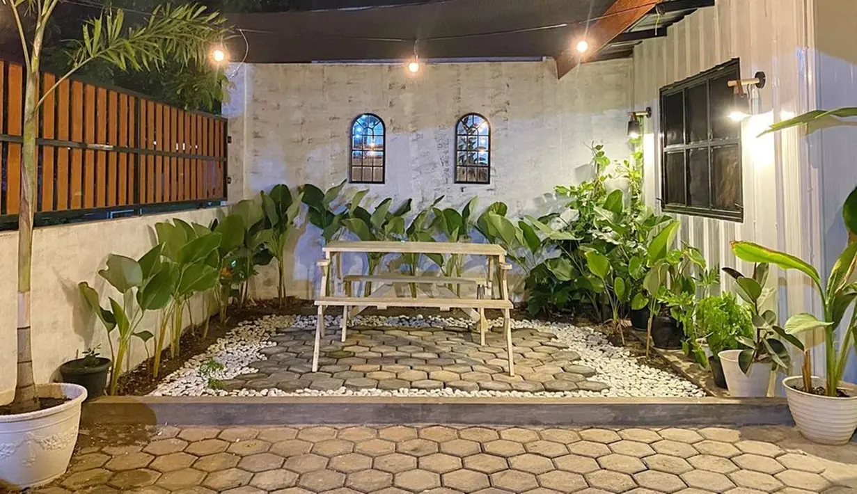 Natalie Sarah juga memperlihatkan bagian taman kecilnya dengan dikelilingi oleh pohon serta kursi piknik. Meski terlihat sederhana, namun sudut rumah Natalie Sarah ini Instagramable banget. (Liputan6.com/IG/@natalie_sarahs)