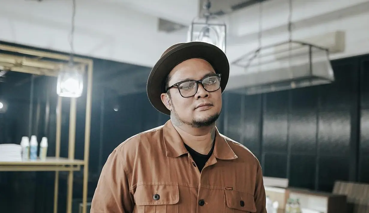 "Terkait peluang, yang menentukan hakim. Yang pasti kami menghadirkan saksi yang profesional sesuai keilmuan mereka dengan harapan menguatkan argumentasi jawaban gugatan kami, agar Hakim memutus sesuai eksepsi yang kami ajukan," tuturnya. [Instagram/virgoun_]