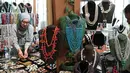 Peserta menjajakan hasil produk kerajinan tangan pada ajang pameran Indocraft 2015 di JCC, Jakarta, (18/11). Pameran tahunan ini menampilkan hasil kerajinan dari seluruh Indonesia. (Liputan6.com/Angga Yuniar)