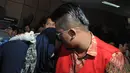 Usai divonis 20 tahun penjara, Ahmad Imam Al Hafitd menangis saat memeluk ibunya di PN Jakarta Pusat, Selasa (9/12/2014). (Liputan6.com/Herman Zakharia)