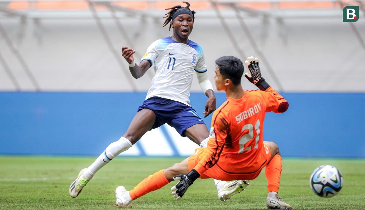 <p>Pemain Timnas Inggris U-17, Joel Ndala (kiri), menendang bola ke gawang Timnas Uzbekistan U-17 yang membuahkan gol dalam pertandingan babak 16 besar Piala Dunia U-17 2023 yang berlangsung di Jakarta International Stadium, Jakarta, Rabu (22/11/2023). (Bola.com/Bagaskara Lazuardi)</p>