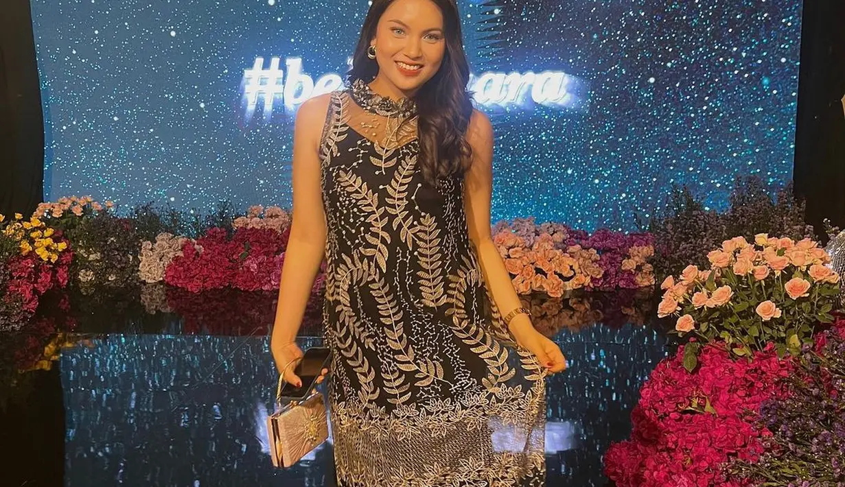 Awal hubungan Dustin dan Ditha dimulai semenjak Dustin mengirimkan DM ke Instagram Ditha, yang berhasil lanjut ke hubungan asmara. Sejak itu, Dustin tak jarang membagikan momen kebersamaannya dengan sang kekasih. [Foto: Instagram/__ditamal]