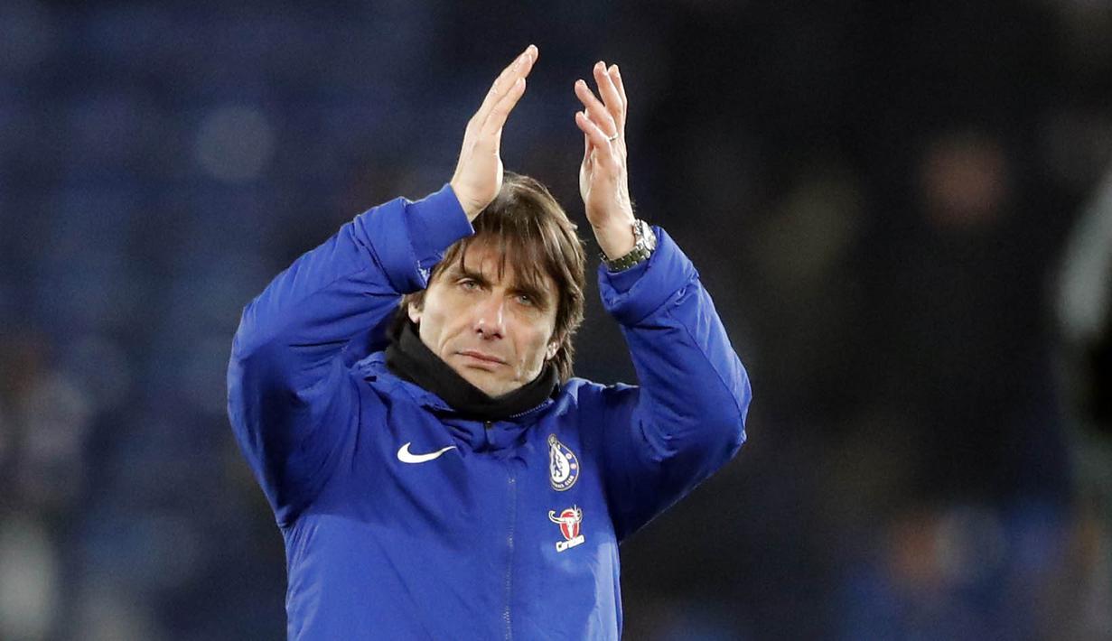 Pelatih Chelsea, Antonio Conte, saat pertandingan melawan Leicester City pada laga perempat final Piala FA di Stadion King Power, Minggu (18/3/2018). Leicester City takluk 1-2 dari Chelsea. (AP/Frank Augstein)