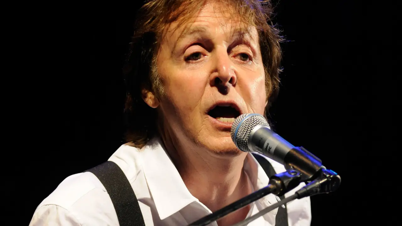 Paul Mccartney Relakan Gitarnya Demi Bantu Gajah