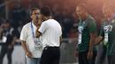 Pelatih Persebaya Surabaya, Aji Santoso (dua kiri), saat melakukan protes kepada asisten wasit dalam pertandingan pekan kelima BRI Liga 1 2023/2024 melawan Persija Jakarta. (Bola.com/Ikhwan Yanuar)