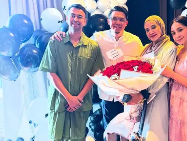 Diketahui sedang liburan di Bali, Zaskia begitu bahagia mendapat kejutan ultah dari suami dan sahabat. Meski sederhana, suasana tetap meriah dengan dekorasi balon hitam dan putih. Kehadiran Raffi Ahmad dan Nagita Slavina dalam perayaan tersebut menambah semarak acara. (Liputan6.com/IG/@irwansyah_15)