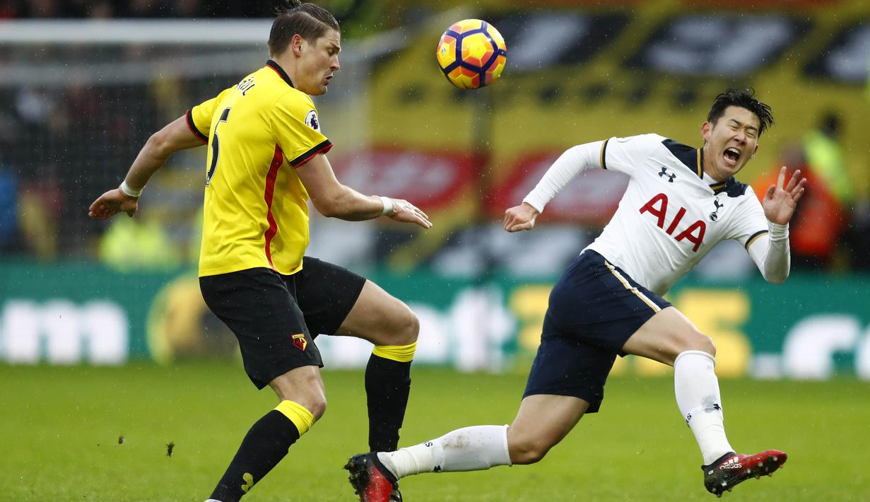 Aksi pemain Watford, Sebastian Prodl  saat berebut bola dengan pemain Tottenham, Son Heung-min pada laga Premier League di Vicarage Road, (1/1/2017). Spurs menang 4-1. (Reuters/Eddie Keogh) 