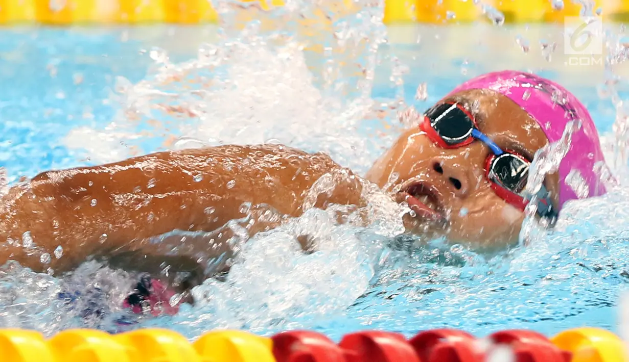 Atlet para renang, Syuci Indriani saat berlaga di final 200 meter gaya bebas putri S14 Asian Para Games 2018 di Stadion Akuatik Kompleks GBK, Jakarta, Minggu (7/10). Syuci meraih posisi ketiga dan berhak atas perunggu. (Liputan6.com/Helmi Fithriansyah)