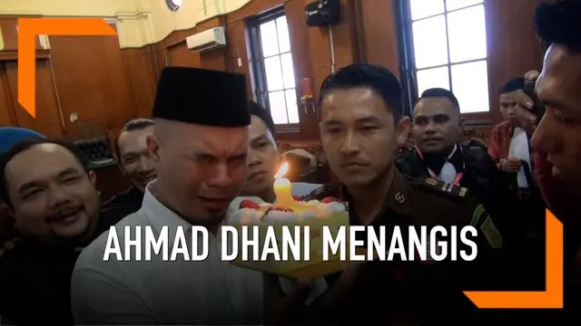 Ahmad Dhani menangis di sela-sela persidangan kasus pencemaran nama baik di PN Surabaya hari Selasa (26/2). Apa sebabnya?