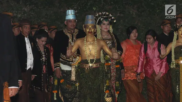Kenakan Busana Adat Solo Basahan Kahiyang-Bobby Diantar Kereta Kencana