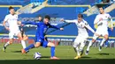 Christian Pulisic (dua kiri) berusaha mengoceh pemain belakang Leeds United untuk melepaskan tendangan ke gawang, namun dapat dimentahkan oleh Illan Meslier. (Foto: AFP/Pool/Lindsey Parnaby)