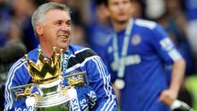 Carlo Ancelotti mempersembahkan gelar Premier League 2009-2010 untuk Chelsea. (AFP/Adrian Dennis)
