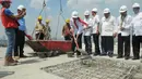 Capres PDIP itu terlihat memasukkan adukan semen pada pembangunan Rusunawa Tambora, Jakarta, Jumat (16/5/14). (Liputan6.com/Herman Zakharia) 