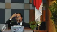 Menko Kemaritiman yang baru Rizal Ramli (kiri) memberikan sambutan saat sertijab menteri di gedung BPPT, Jakarta, Kamis (13/8/15). Rizal resmi menggantikan Indroyono Soesilo sebagai Menko Kemaritiman. (Liputan6.com/Herman Zakharia)