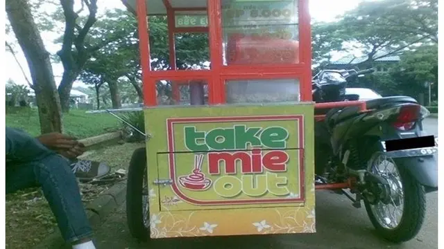 6 Potret Spanduk Penjual Mi Goreng Ini Bikin Geleng Kepala