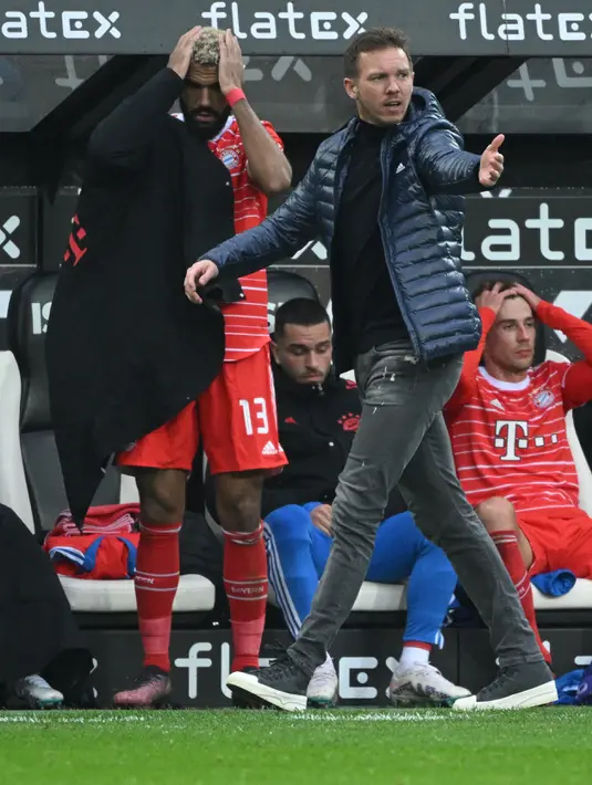Pelatih Julian Nagelsmann (kanan) bereaksi di samping penyerang Bayern Munchen Eric Maxim Choupo-Moting selama pertandingan Bundesliga divisi satu Jerman melawan Borussia Moenchengladbach  di Moenchengladbach, Jerman barat, pada 18 Februari 2023. Menurut CEO Bayern Munchen, , Nagelsmann membuat penampilan The Bavarians menjadi kurang bagus dan kurang menarik sejak jeda Piala Dunia. (INA FASSBENDER / AFP)