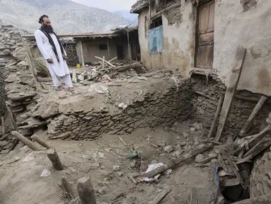 Seorang warga setempat melihat kerusakan akibat gempa bumi berkekuatan magnitudo 6,0 yang melanda Dara Noor, Provinsi Kunar, Afghanistan timur, pada 2 September 2025. (AP Photo/Wahidullah Kakar)
