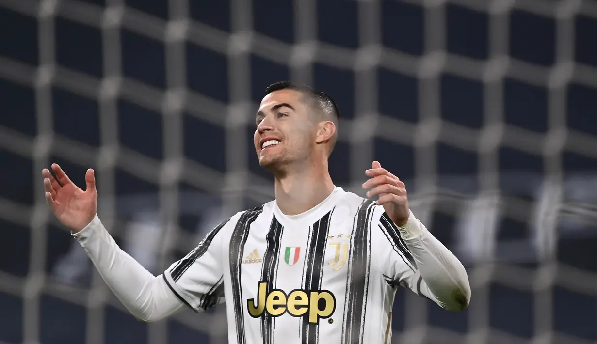 Striker Juventus, Cristiano Ronaldo, tampak kecewa usai gagal mencetak gol ke gawang Fiorentina pada laga Liga Italia di Turin, Rabu (23/12/2020). Fiorentina menang dengan skor 0-3. (Photo by Marco BERTORELLO / AFP)