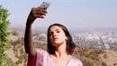 Salah satu keinginan Selena Gomez di tahun baru ini adalah agar tidak terlalu sering menyelami telepon genggamnya. (instagram/selenagomez)