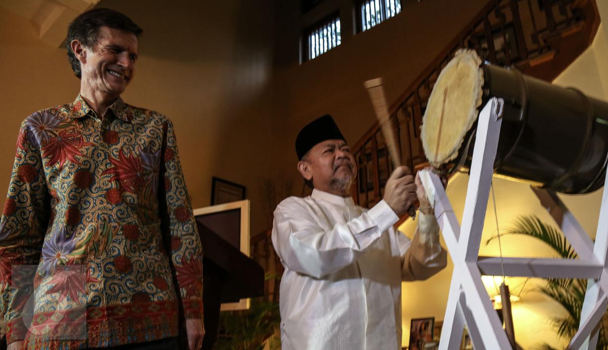 Imam Besar Masjid Istiqlal Ali Mustafa Ya'qub memukul bedug sebagai tanda waktu Magrib telah tiba, Jakarta, Rabu (24/6/2015). Blake berharap silaturahmi pemerintah AS dan Tokoh Islam bisa terjalin dengan baik. (Liputan6.com/Faizal Fanani)