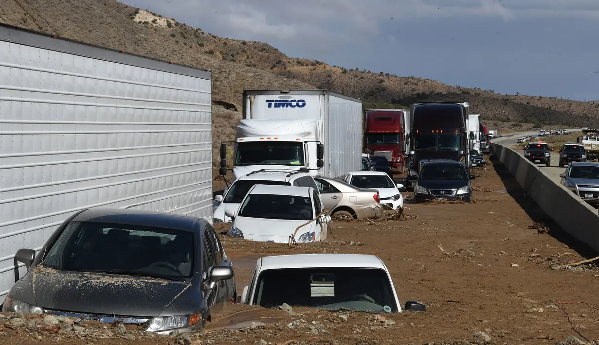 Ratusan kendaraan terjebak di jalan akibat tanah longsor di California Highway 58 di Mojave, Sabtu (16/10/2015). Tanah longsor akibat hujan deras yang mengguyur kawasan tersebut. (AFP Photo/Mark Ralston)