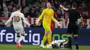 Bayern Munchen tersingkir lebih cepat dari kompetisi DFB Pokal musim ini. Mereka keok 0-1 di tangan sang juara bertaan Bundesliga, Bayer Leverkusen. Laga ini juga diwarnai kartu merah pertama dalam karier Manuel Neuer. (AFP/Michaela Stache)