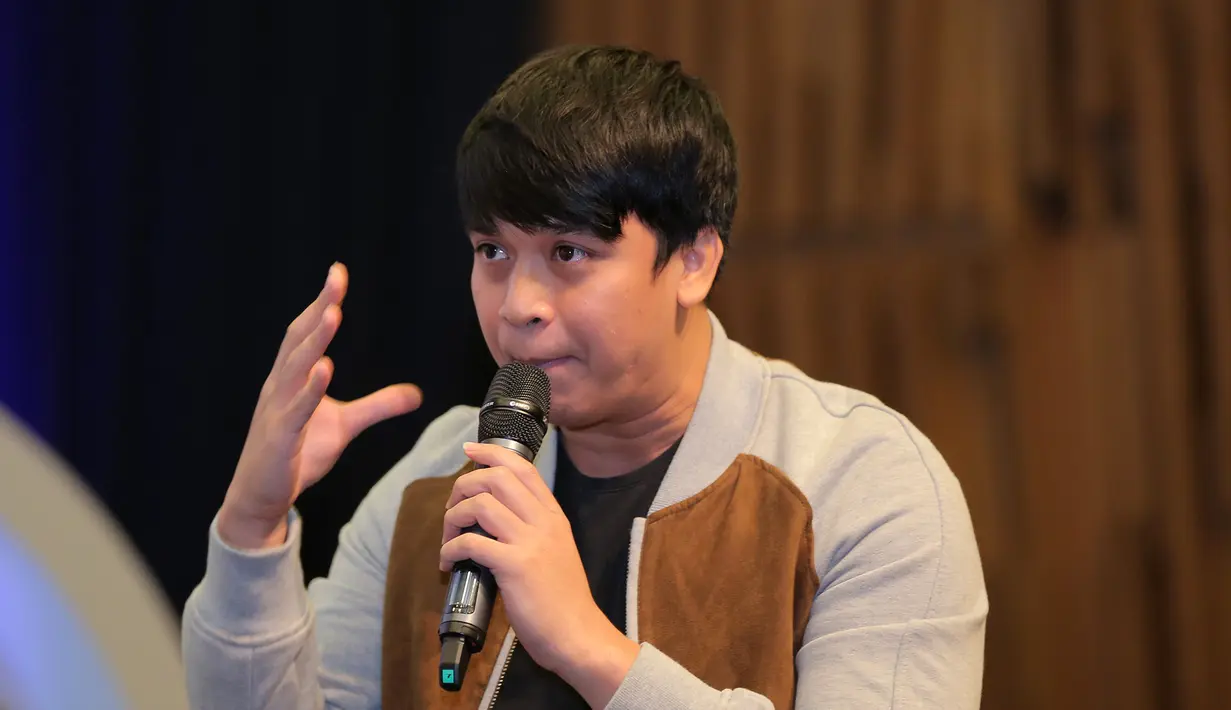 Setelah sebulan berlalu, Billy Syahputra sudah mulai terbiasa menggunakan kawat gigi. Bahkan, ia juga terus berkonsultasi dengan dokter gigi dalam perawatannya. (Andy Masela/Bintang.com)