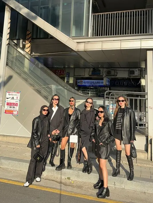 <p>Gaya stylish Yasmine ternyata tak berhenti di situ. Ia tampil classy dengan warna lipstik merah. [Foto: instagram.com/yaswildblood]</p>