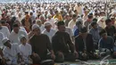 Ribuan jamaah menunaikan salat dengan khusyuk di lapangan yang berada di depan bangunan Masjid Raya Al Azhar, Jakarta, Sabtu (4/10/14). (Liputan6.com/Faizal Fanani)